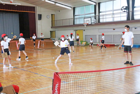 コロナ禍で注目 小学生から楽しめる テニピン を体育で 日本教育新聞電子版 Nikkyoweb